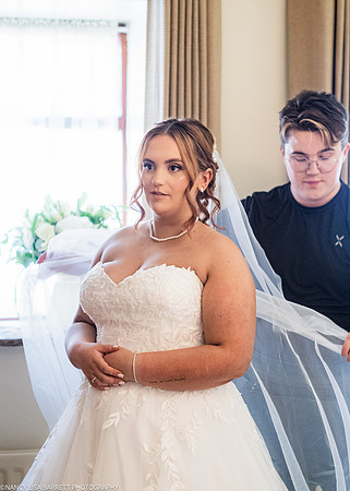 GIRLS GET READY AT BEESTON MANOR WEDDING