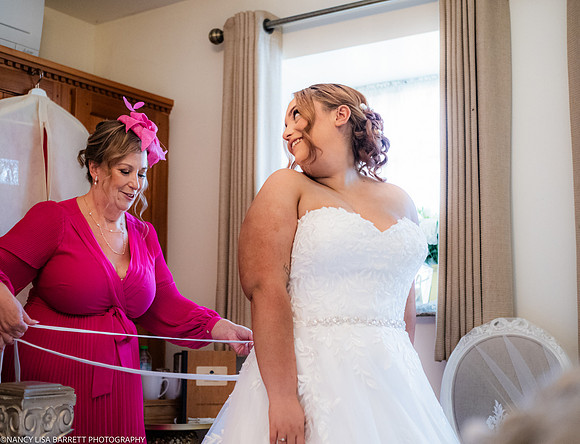 GIRLS GET READY AT BEESTON MANOR WEDDING
