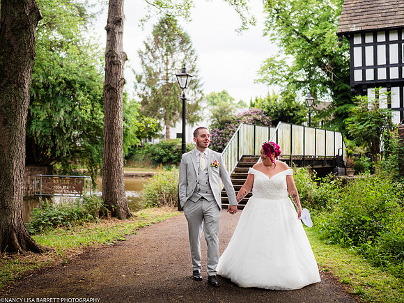 BRIDE AND GROOM PHOTOGRAPHS AT WORSLEY COURT HOUSE WEDDING, MANCHESTER