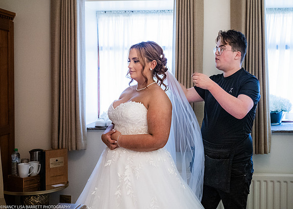 GIRLS GET READY AT BEESTON MANOR WEDDING